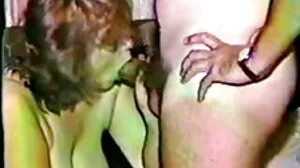 புத்திசாலித்தனமான ரெட்ஹெட் பின்னால் இருந்து அதை விரும்புகிறது