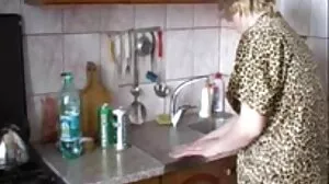 லியா ஒரு குறும்புப் பெண், அவள் அடிப்பதற்கு தகுதியானவள்