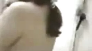குட்டி ஜேன் வைல்ட் ஏமாற்றும்போது ஹப்பியுடன் பேசுகிறார்