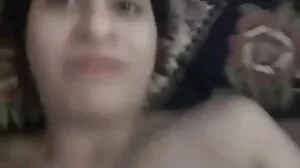 சிறந்த மதிப்பிடப்பட்ட MILFகளில் ஸ்னீக் பீக்