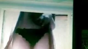 ஃப்ளூஸி டம்ப்ஸ் காதலன் மான்ஸ்டர் காக்கைத் தேர்வு செய்கிறான்