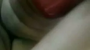 அழகான அட்ரியானா தோட்டக்காரனுடன் தனது கணவனின் பிடியை கொண்டாடுகிறார்
