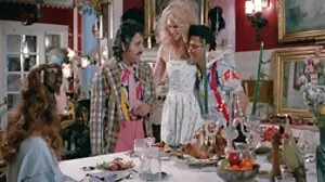 கூகர் அறியாத ஃபெல்லரின் மீது அமர்ந்துள்ளார்